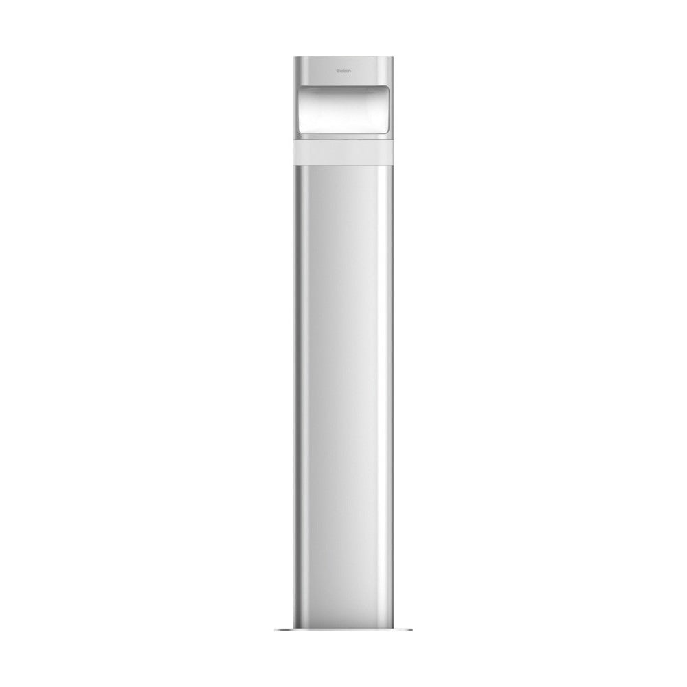 Schmale silberne LED-Wegeleuchte in modernem Design auf hellem Hintergrund.