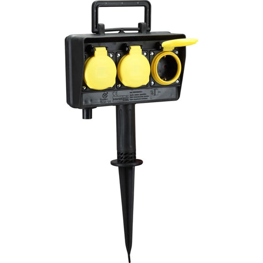 Gartensteckdose mit Erdspieß, drei Steckdosen und gelben Schutzklappen.