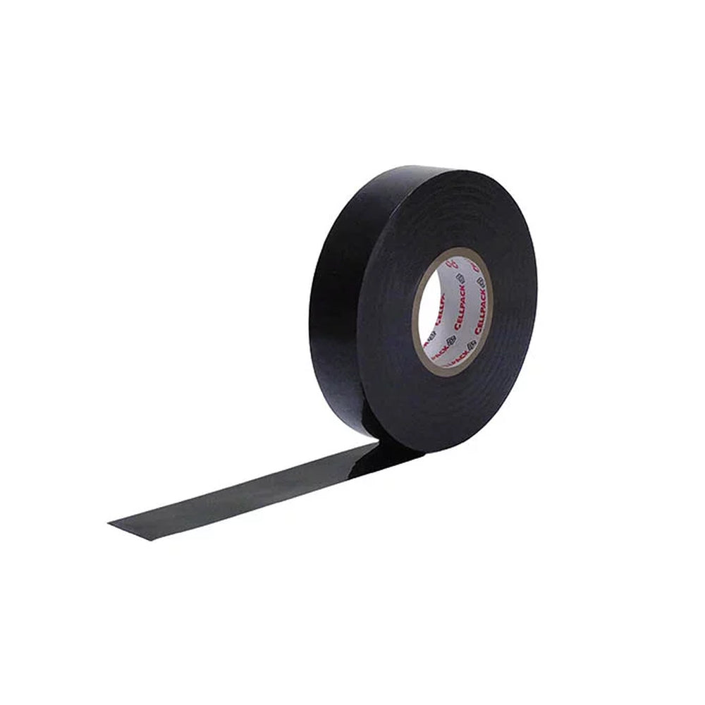 Produktbild auf weißem Hintergrund, welches eine Rolle schwarzes Isolierband oder Klebeband zeigt, das leicht schräg aufgestellt ist. Ein kurzes Stück des Bandes ist nach links vorne flach abgerollt. Auf der Innenseite des Pappkerns ist der Markenname CELLPACK in roter Schrift mehrfach eingedruckt