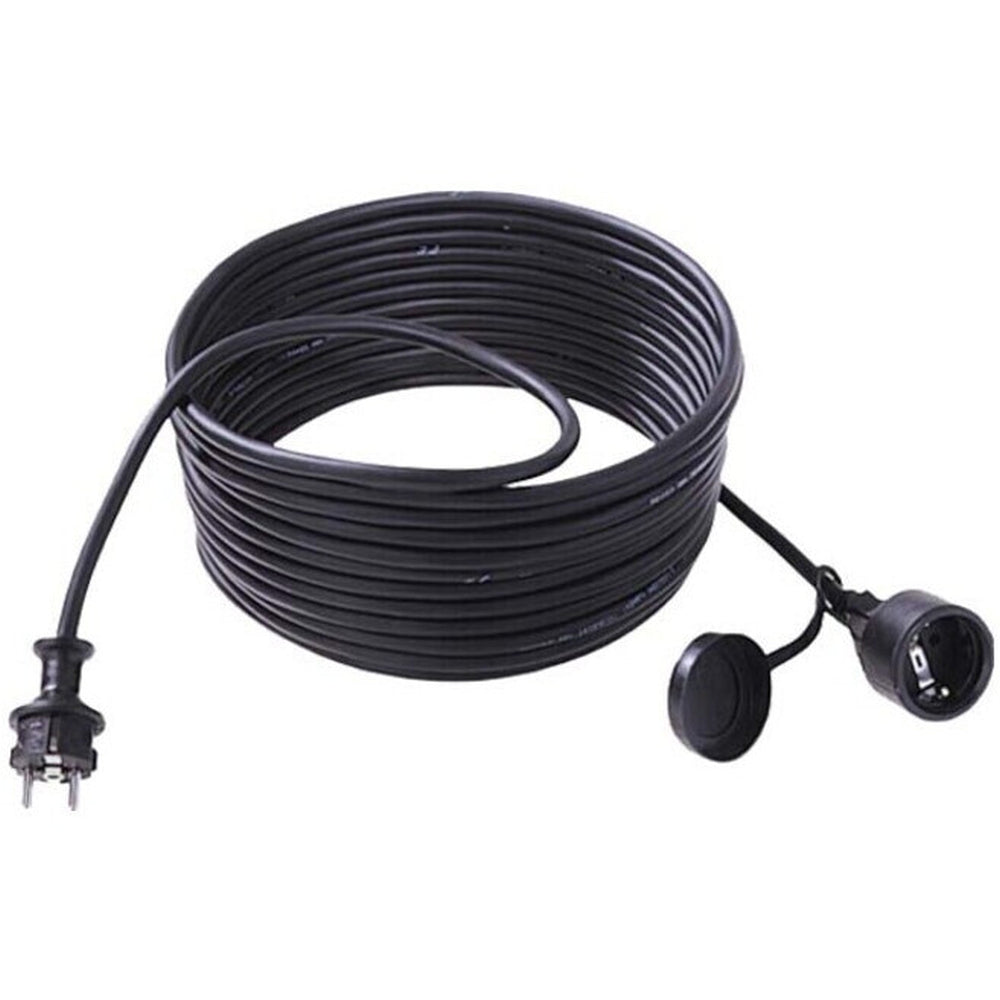 Schwarzes Outdoor-Verlängerungskabel aufgerollt, mit Schutzkontakt-Stecker und spritzwassergeschützter Schutzkontakt-Kupplung, auf weißem Hintergrund.