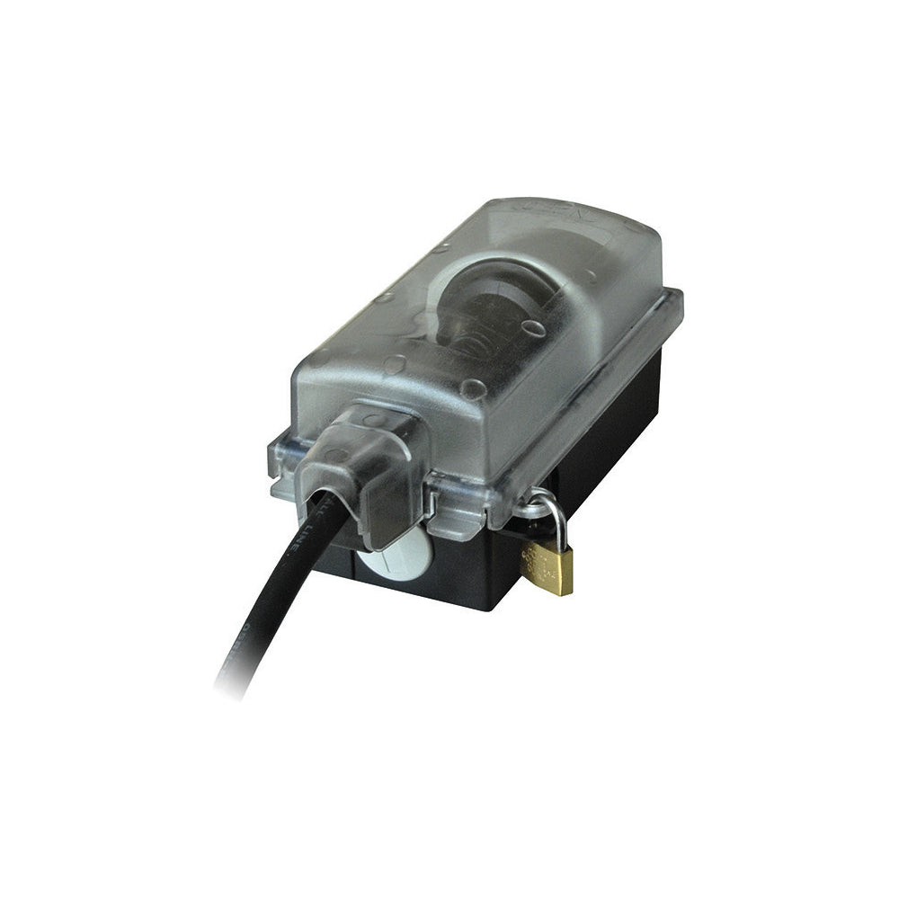 Kompakte schwarze Elektrobox mit transparentem Schutzdeckel, angeschlossenem Kabel und kleinem Vorhängeschloss auf hellem Hintergrund.