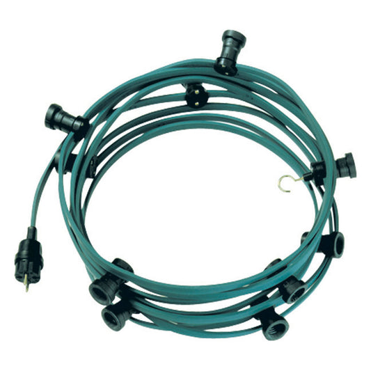 „Zusammengerollte grüne Lichterkette mit mehreren schwarzen Lampenfassungen und Stecker auf hellem Hintergrund