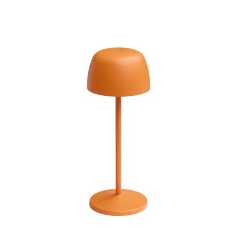 Orange Akku-Tischlampe mit rundem Lampenschirm und schlankem Standfuß für flexible Beleuchtung