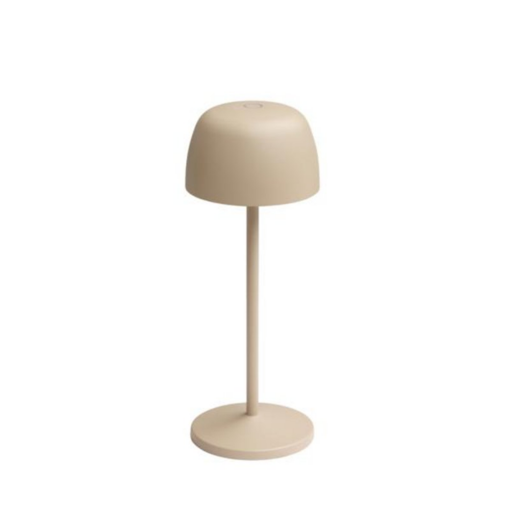 Sandfarbene Akku-Tischlampe mit rundem Lampenschirm und schlankem Standfuß für flexible Beleuchtung
