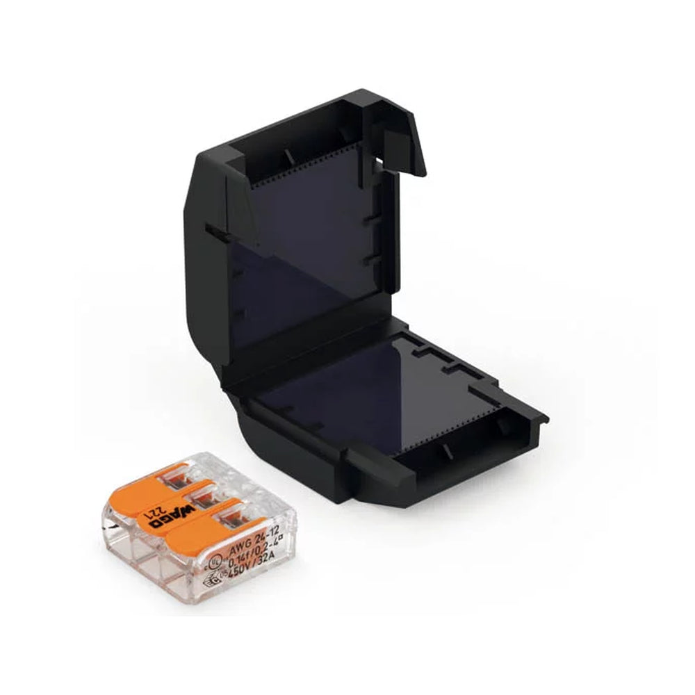 Produktbild auf weißem Hintergrund, welches eine weit geöffnete, quadratische und schwarze Kunststoff-Gelbox zeigt. Die Innenseiten der klappbaren Gehäuseschalen sind mit einer spiegelnden, dunkel transluzenten Gel-Dichtmasse ausgekleidet. Links vor der Box liegt eine einzelne, transparente WAGO 221 COMPACT-Verbindungsklemme mit drei markanten, orangefarbenen Betätigungshebeln.