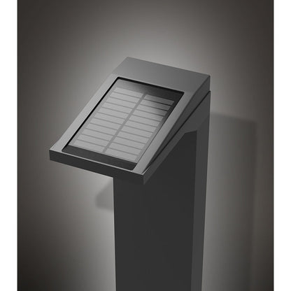 Anthrazitfarbene Solar-Wegeleuchte mit quadratischem Schaft und großem geneigtem Solarpanel oben, seitlicher LED-Lichtaustritt – stimmungsvolle Studioaufnahme auf dunklem Hintergrund.
