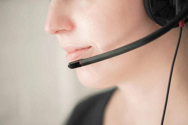 Ein weibliches Gesicht mit einem Headset
