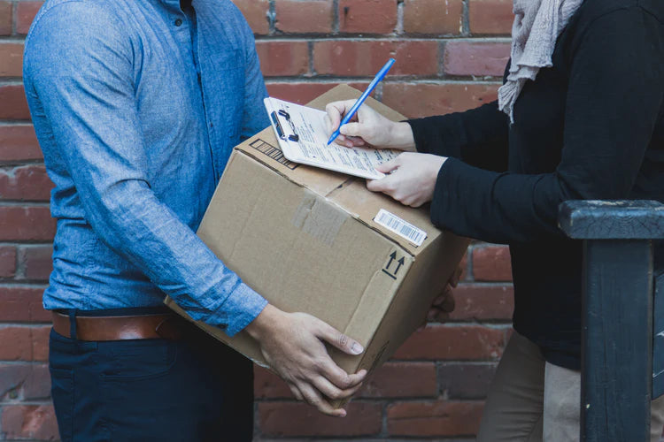 Paketübergabe von zwei Menschen