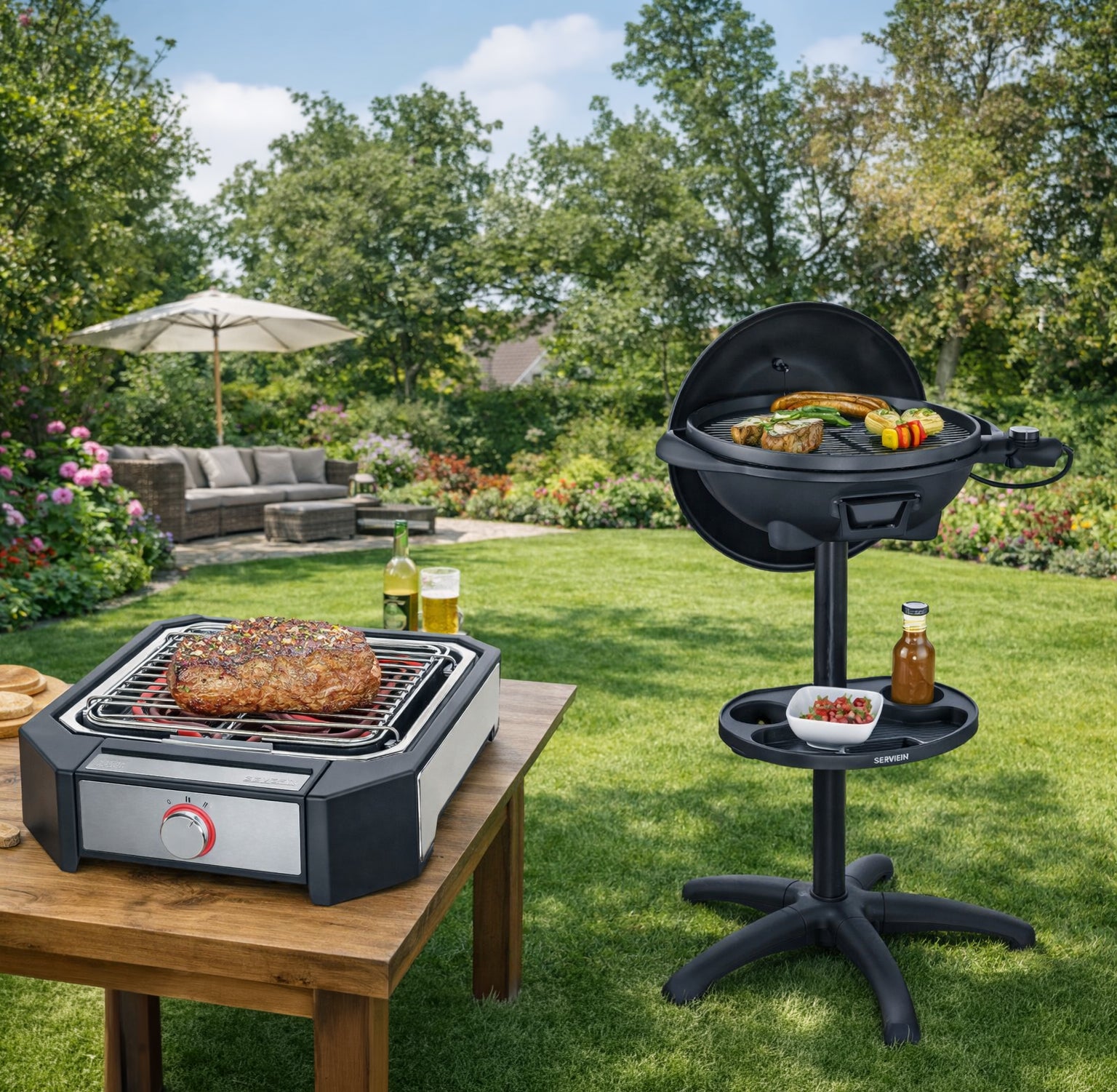 Tischgrill mit Steak auf Holztisch und Standgrill mit Fleisch und Gemüse auf dem Rasen, sonniger Garten mit Lounge und Sonnenschirm im Hintergrund.

